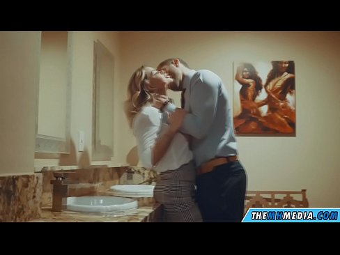 ❤️ کله چې یو ښکلی سپین رنګ تاسو په عامه تشناب کې جذبوي ❤️❌ جنس